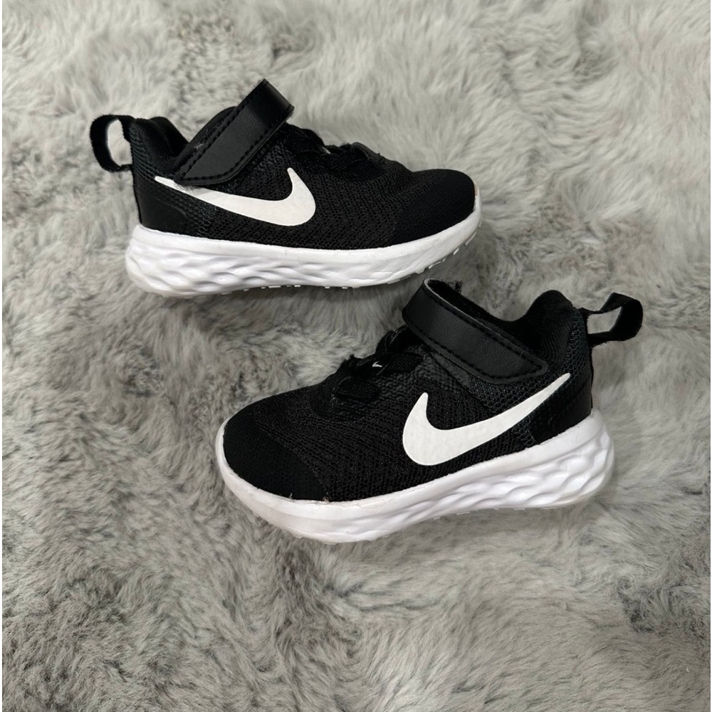 Baby boy Nikes
Like new condition 
size 3C